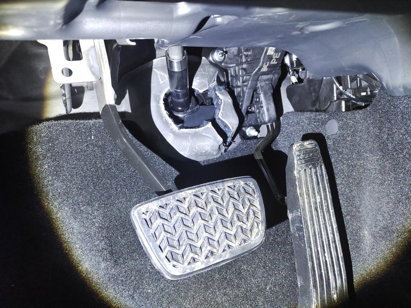 丰田凯美瑞 买的2.0L豪华，才买一周，清理脚垫的时候发现刹车和油门中间地方，泡棉不是完好的，像是人为剪开的，提车的时候
