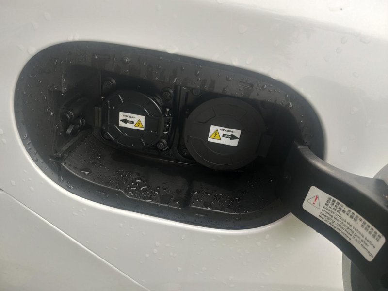 2021款 秦PLUS EV 400KM豪华版 充电口内盖、外盖，都没有打开，汽车在上锁的状态下，下过大雨，停雨之后打