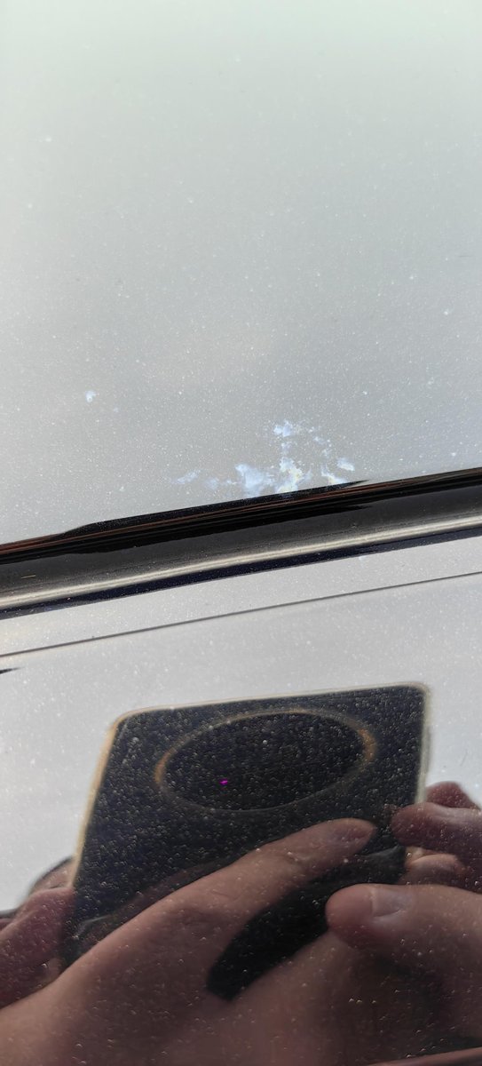 别克君威 这几天发现车上很多这种白色斑点，擦不下来。什么情况？有没有相同的？