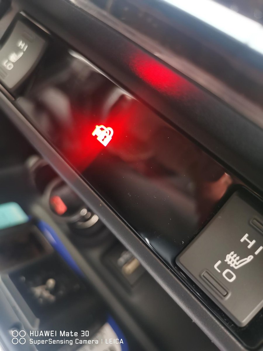 丰田RAV4荣放 停车熄火后这个灯闪亮，正常吗？如何消除？谢谢