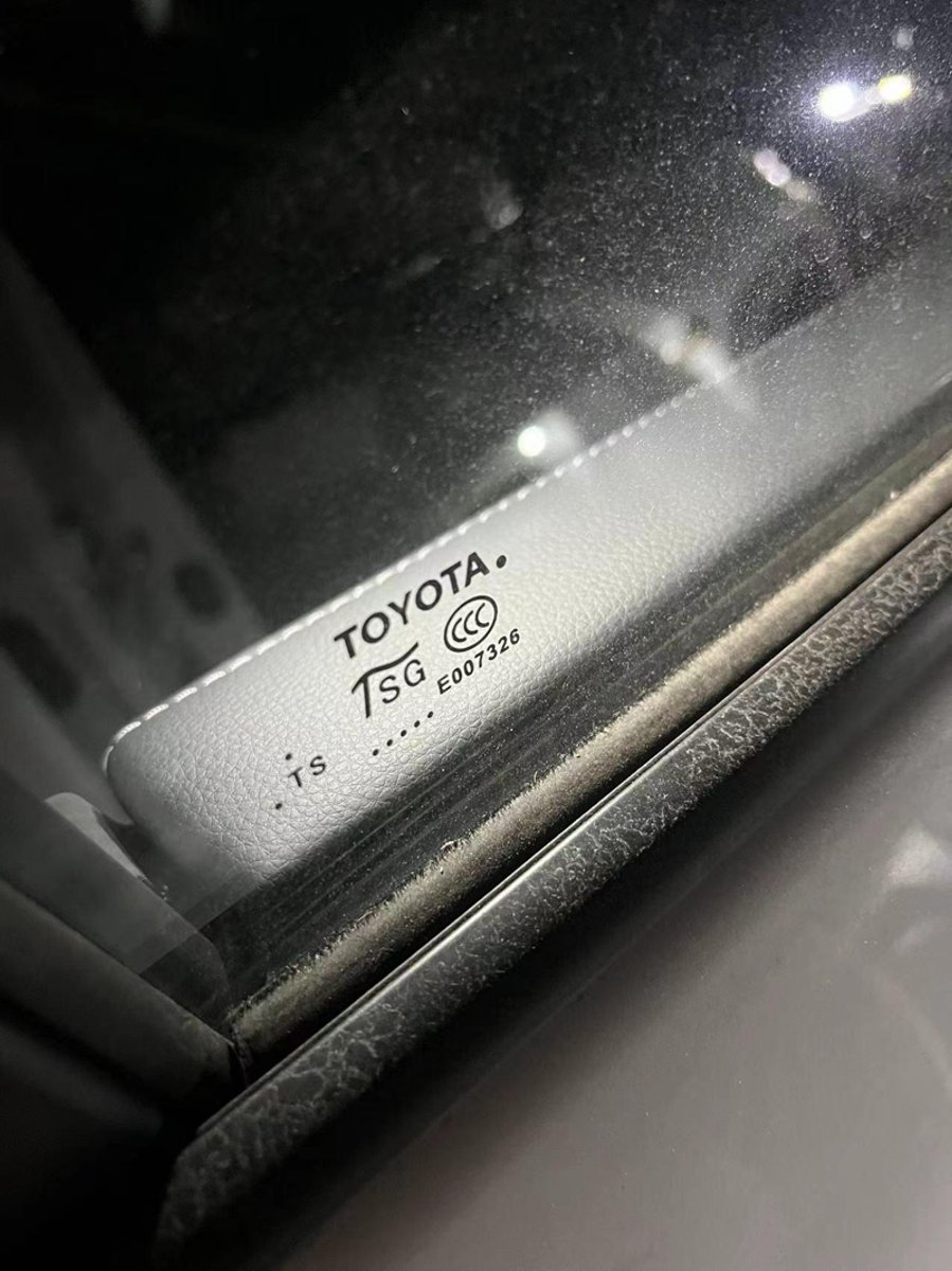 丰田RAV4荣放 各位大佬，我想问一下，这个玻璃副驾驶的看不到生产日期是什么原因呢，荣放20周年版