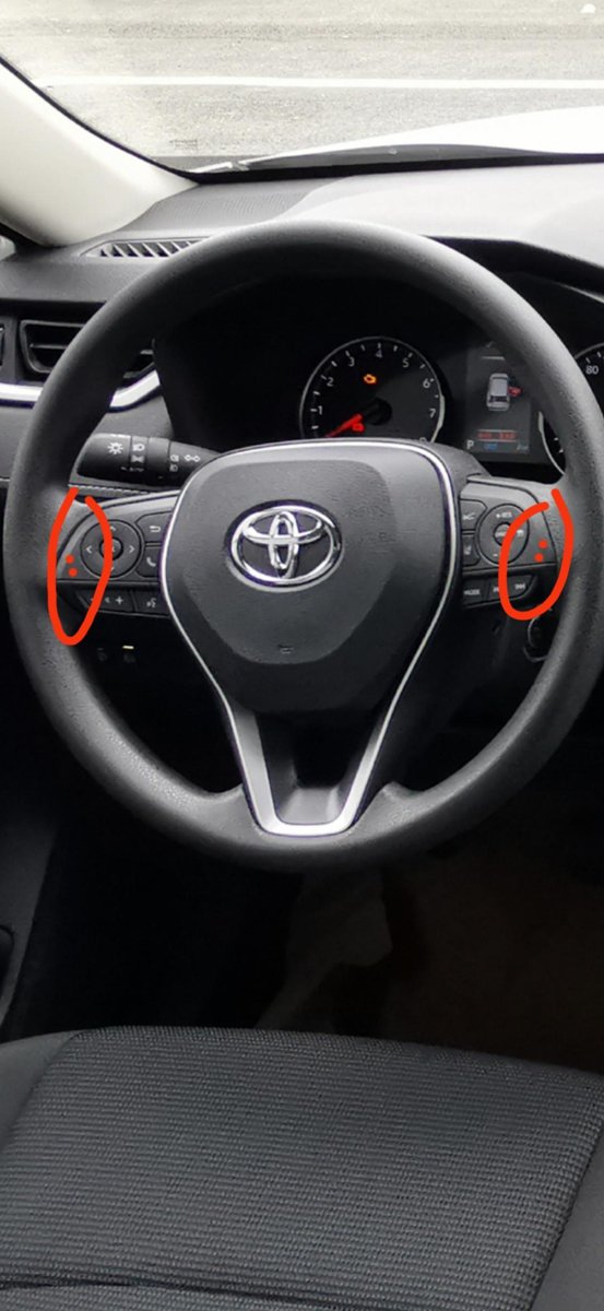丰田RAV4荣放 2023款荣放都市版，方向盘功能键的支撑壳（红圈红点点这个地方）有明显松动，导致按键按起来不舒服，要用