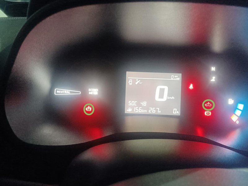 东风纳米EX1 有没有谁的车碰到这种情况，仪表盘上有两个灯亮了，不能充电，也不能点火，拔钥匙重新启动都不行