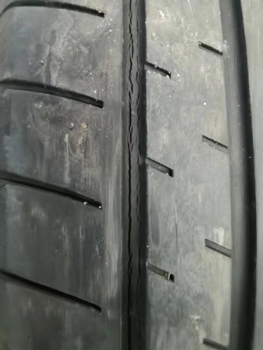 丰田RAV4荣放 荣放3年6w公里，轮胎凹处裂纹，4s店要轮胎，正常吗