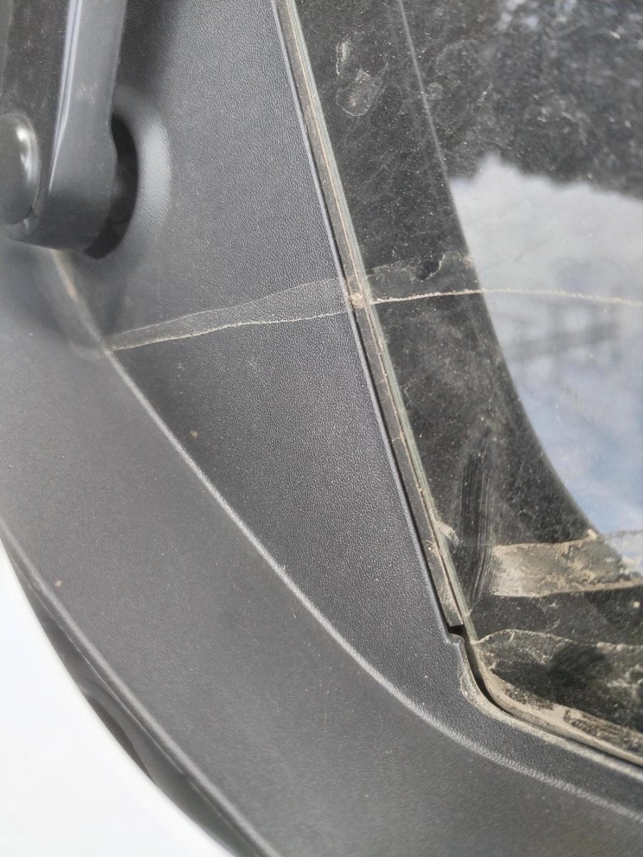 大众速腾 提车两个多月了才发现前挡风玻璃左下角这样子，胶条有点松开了，这里会不会漏水，胶条会不会慢慢的全部脱落，帖子