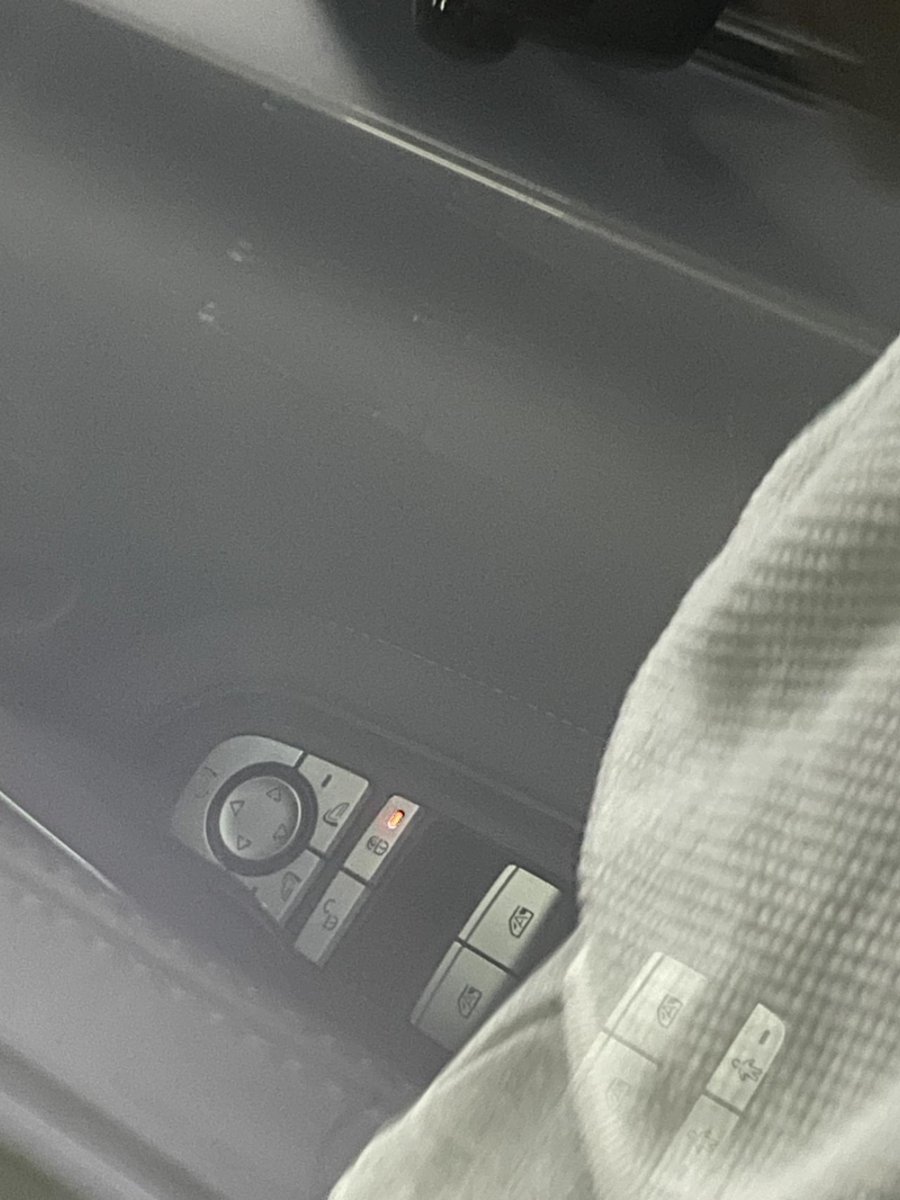 比亚迪汉EV 锁车后，驾驶位这个锁车指示灯常亮，是正常的么