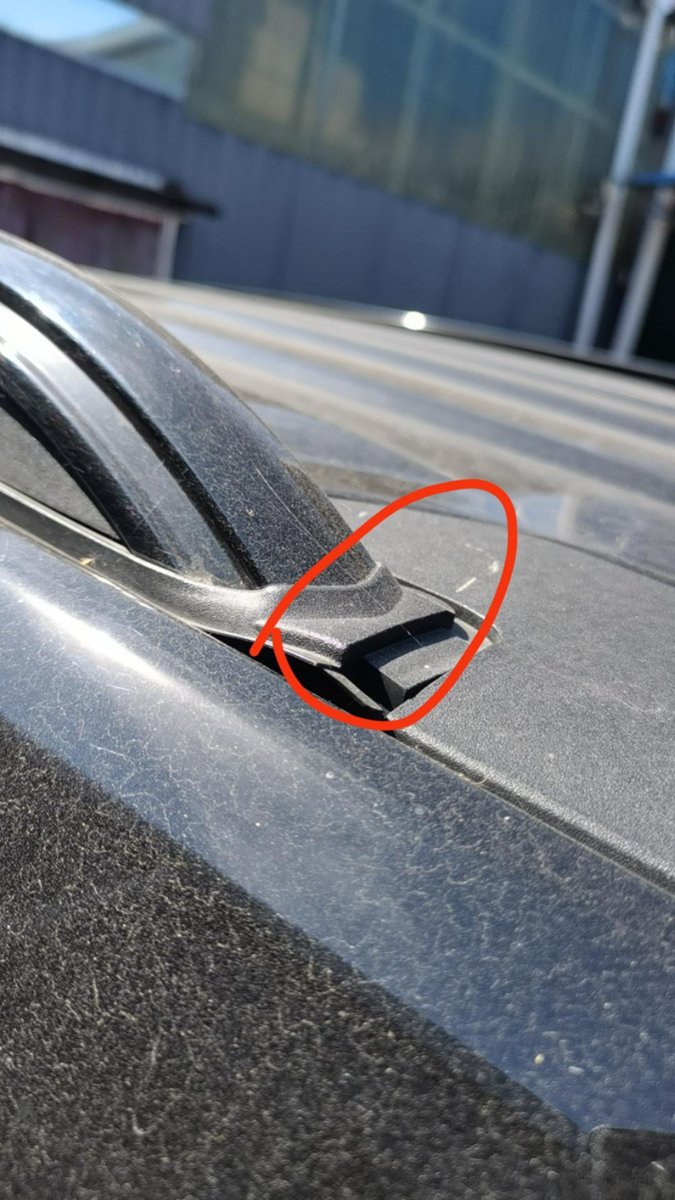 探险者ST五月份提的车 今天发现车顶行李架胶条开裂变形了 你们的车有吗