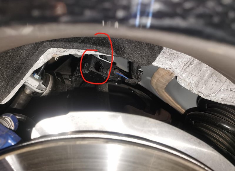 宝马X3(进口) 有没有知道后轮里面（图片下面是后轮刹车盘）这个带电线的盒子干啥用的，这没密封开个口不怕车轮带起的雨