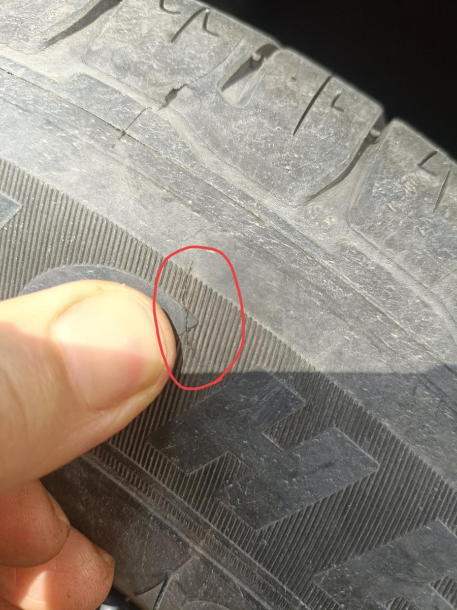 本田UR-V 轮胎今天发现这里有个裂口子。需不需更要换？谢谢！