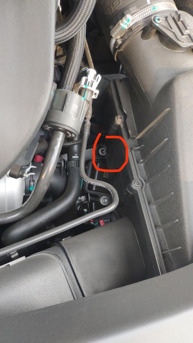23款领克01发动机舱里面有个地方有螺孔但是没有螺丝是正常的吗
