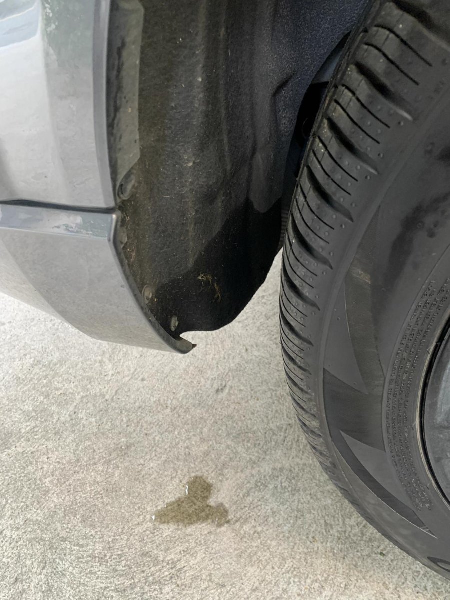 福特探险者 现在发现停车后右后轮都会滴水，水是凉的，不知道是啥