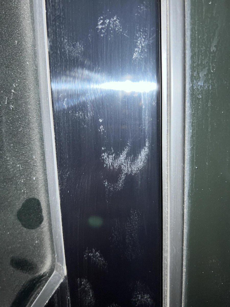奥迪Q5L 新车B柱外饰板用除胶剂清理，擦了后留下这种痕迹，请问怎么修复