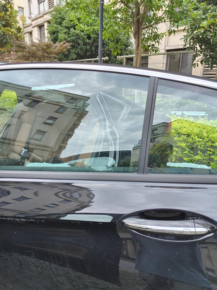 别克君威 车玻璃上的胶水怎么去除 各位车友请教下车窗上的胶水怎么去掉，新车买来的时候贴的纸，撕掉后胶水还在上面扣不掉。