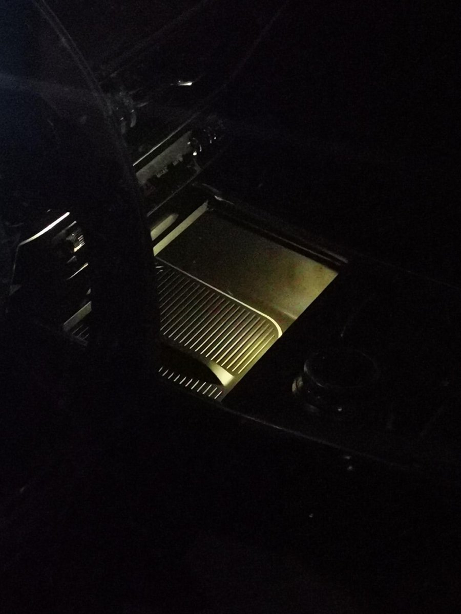 福特探险者 车辆关闭锁车后为啥无线充电那个地方的灯一直亮着