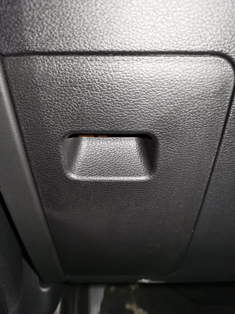福特探险者 方向盘左下方，左手位置，这个应该是个储物盒能打开吧？的打不开，没有扣手，手指能伸进去