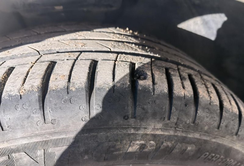 刚买一年的君威，跑山路轮胎损伤成这样需要换轮胎吗，不需要换好处理吗