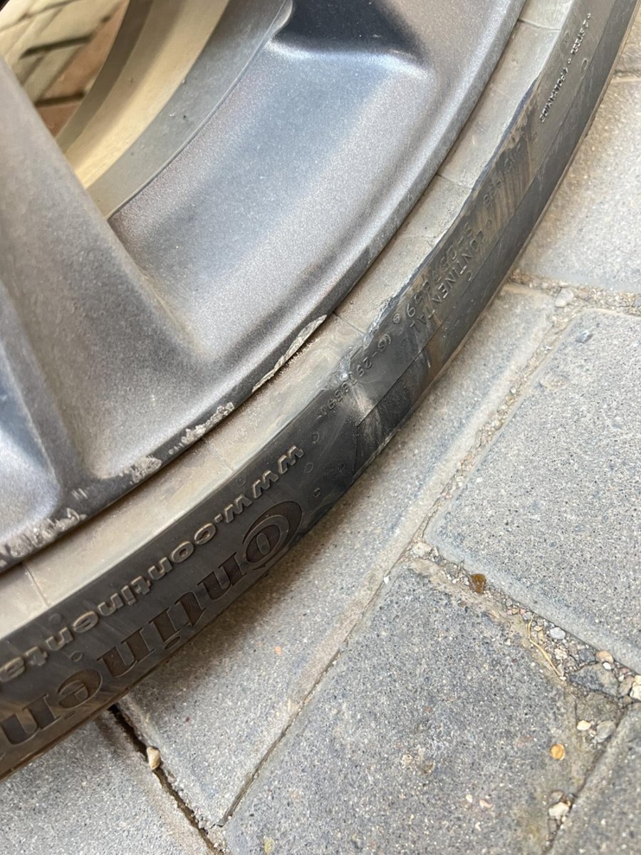 凯迪拉克CT4 马路牙子下边有块砖头，倒车的时候贴路边太近没注意刮着轮胎和轮毂了，问一下车友们这种应该怎么修啊，轮胎不用