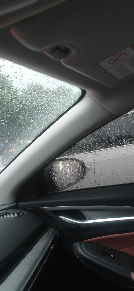 长安逸动 车身油膜，下雨天侧门玻璃和前档玻璃挂的雨水太多，影响视线，怎么去除