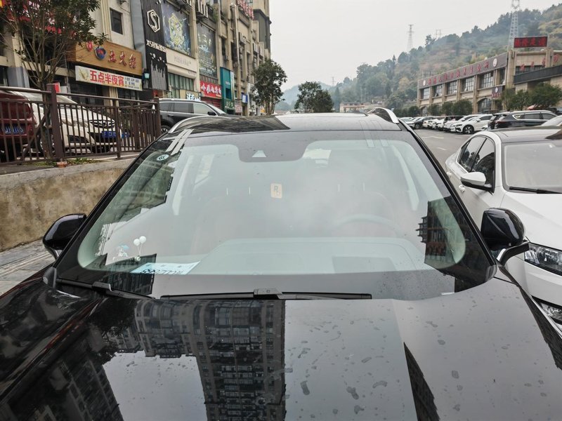 红旗HS5 ，的新车提车时前挡风玻璃用胶布粘着，正常吗，是不是前挡风玻璃被换过