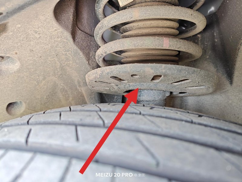 雪铁龙凡尔赛C5 X 提车大半年了，突然看到箭头所指地方的减震器圆盘是倾斜的，这个正常吗