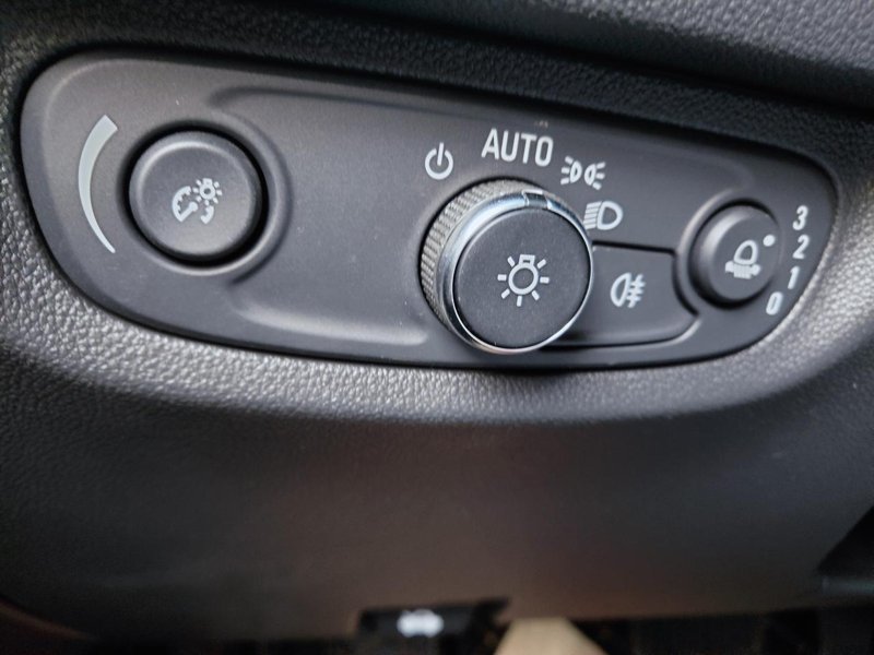 君威大灯控制，指示在Auto位置，旋钮上的小指示灯不亮，是默认开启了自动大灯吗？（备注:旋转到示廓灯的位置时，旋钮上的小