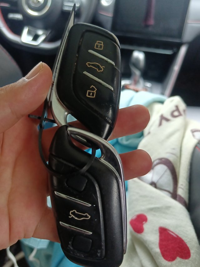 名爵MG ZS 2020款的3年半了，两个车钥匙同时没电，无法锁车，启动也难！是钥匙没电还是车电瓶亏电了？