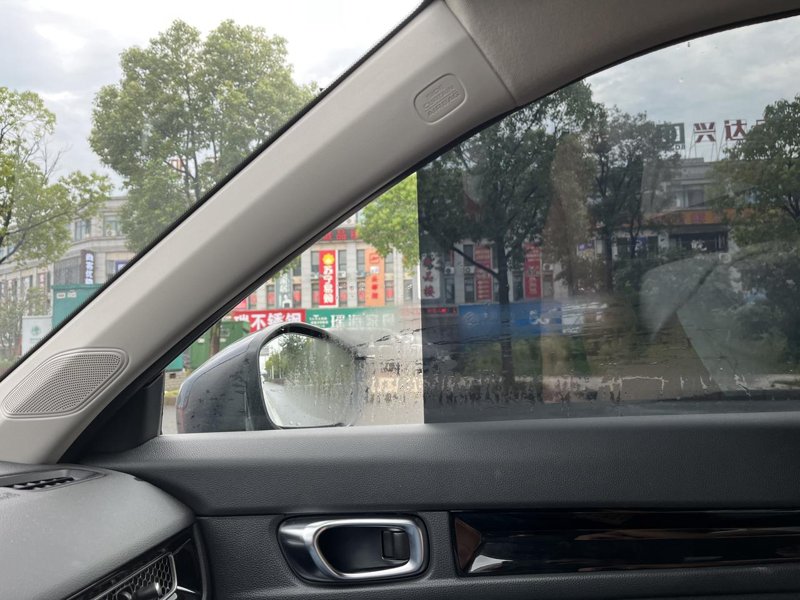 本田思域 玻璃车窗出现水雾正常吗？ 最近雨天比较多，时不时下点小雨，车窗玻璃外容易挂雨滴导致看不起后视镜，的车用的膜