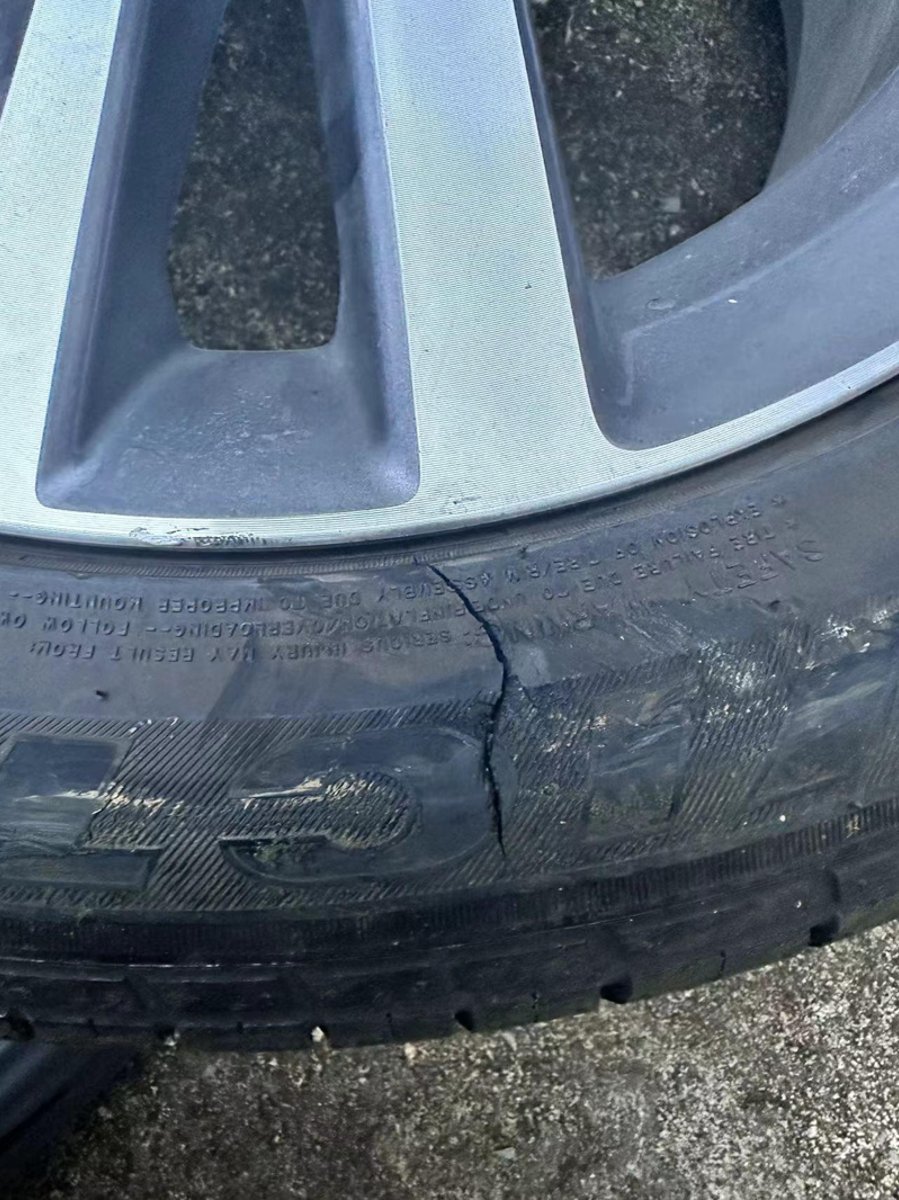 本田思域 车轮胎不小心剐蹭到门牙了，一般换个轮胎多少钱这样啊。车友们