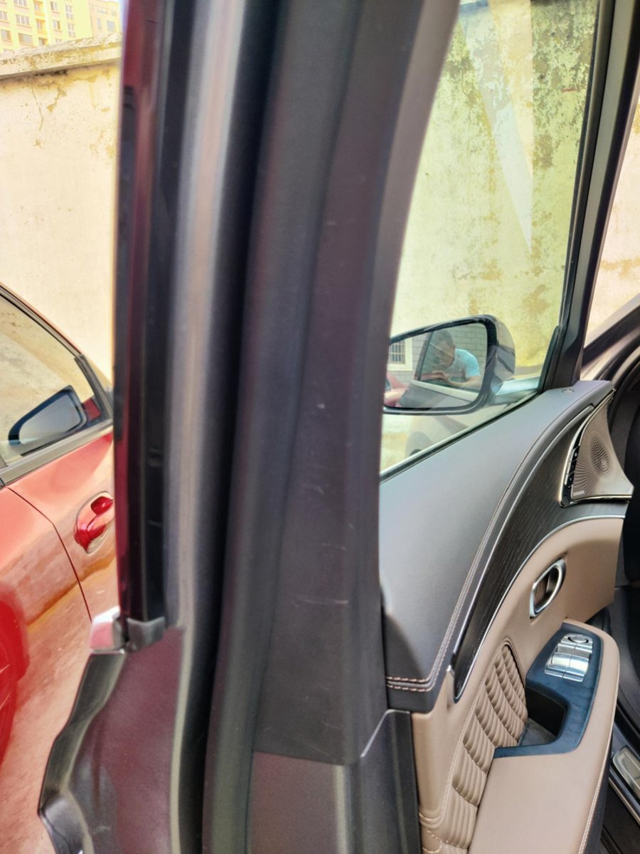 比亚迪汉EV 你们的前排门框塑料会有这样的划痕吗？