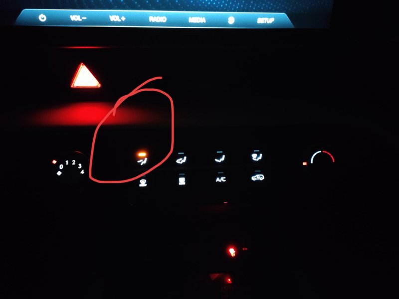现代ix35 各位车友，大家好，豪华版车子一启动这个灯一直亮着，按下去也是亮的怎么回事？