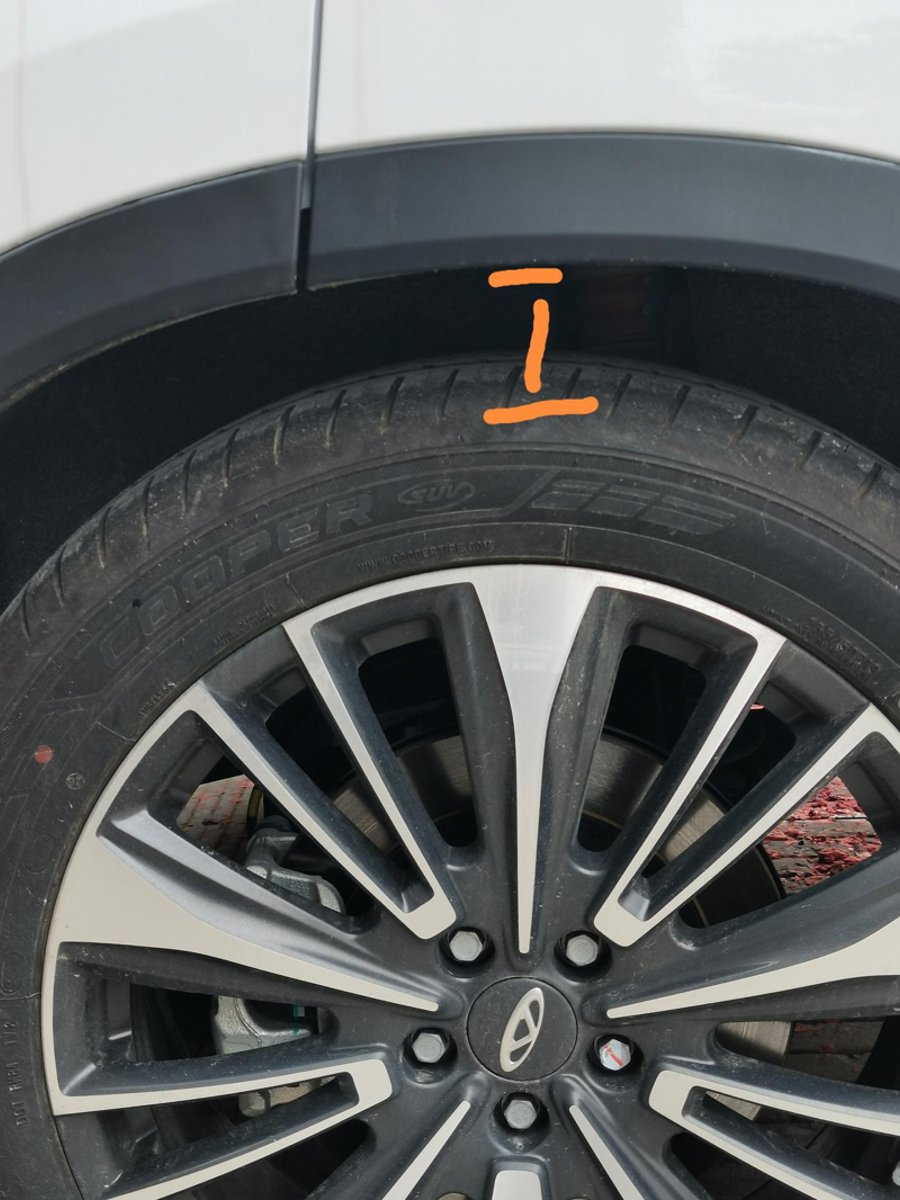 奇瑞瑞虎8 PRO 后轮胎与挡泥板一边高一边低高度不一致，这是减震器的问题吗？