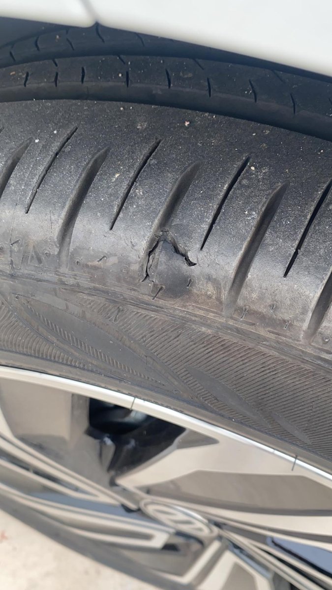 大众速腾 应该是被停车位的铁块割的，有点漏线需要换轮胎吗