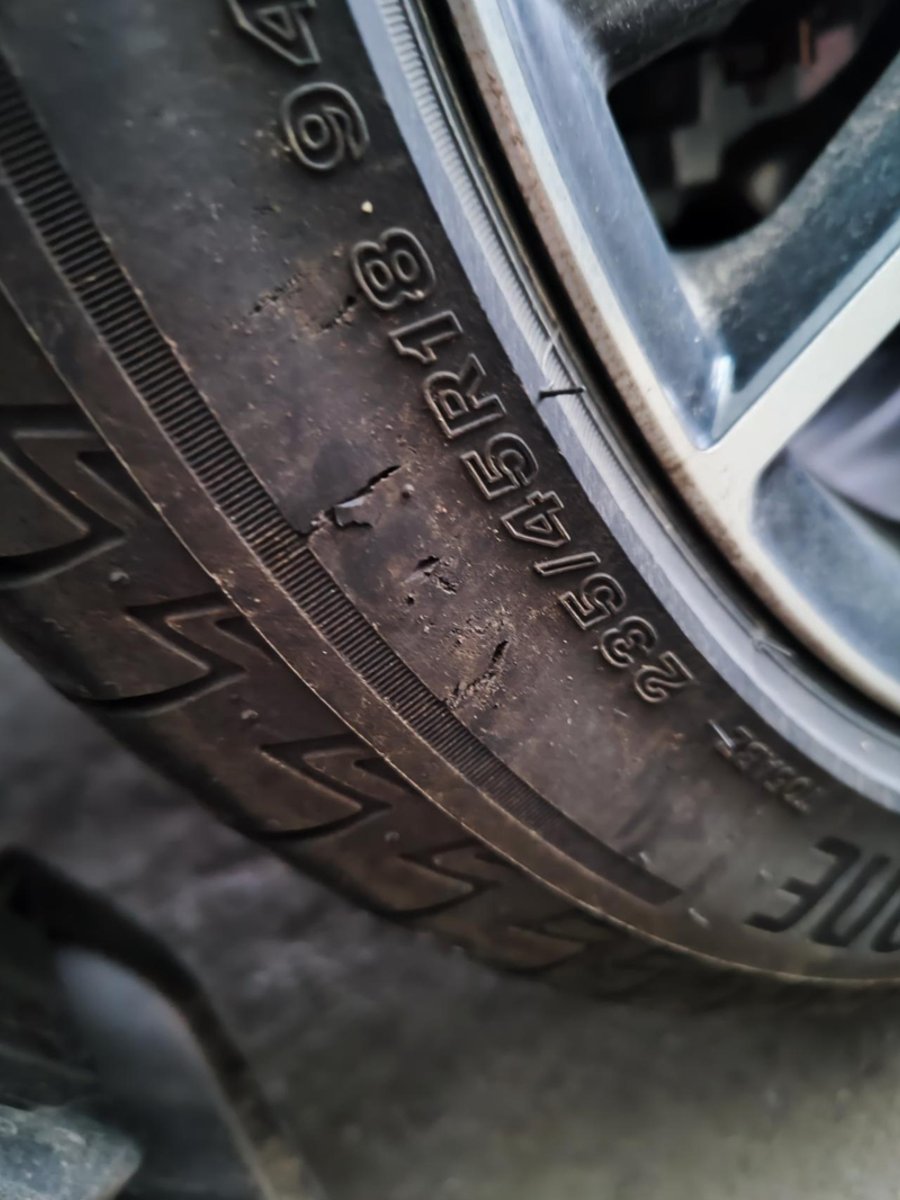 丰田凯美瑞 轮胎在马路牙子蹭了，要换轮胎吗[流泪]，提车才两个月