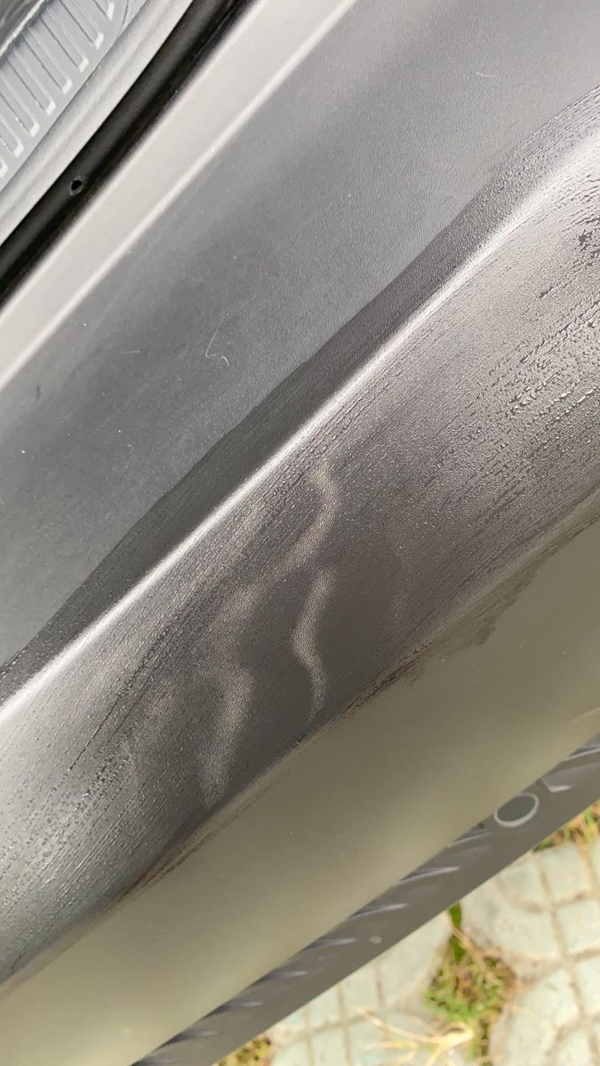 雪铁龙凡尔赛C5 X 今天洗完车发现后保险杠塑料壳上有这种白纹，还挺对称的，大家有知道怎么回事的吗？