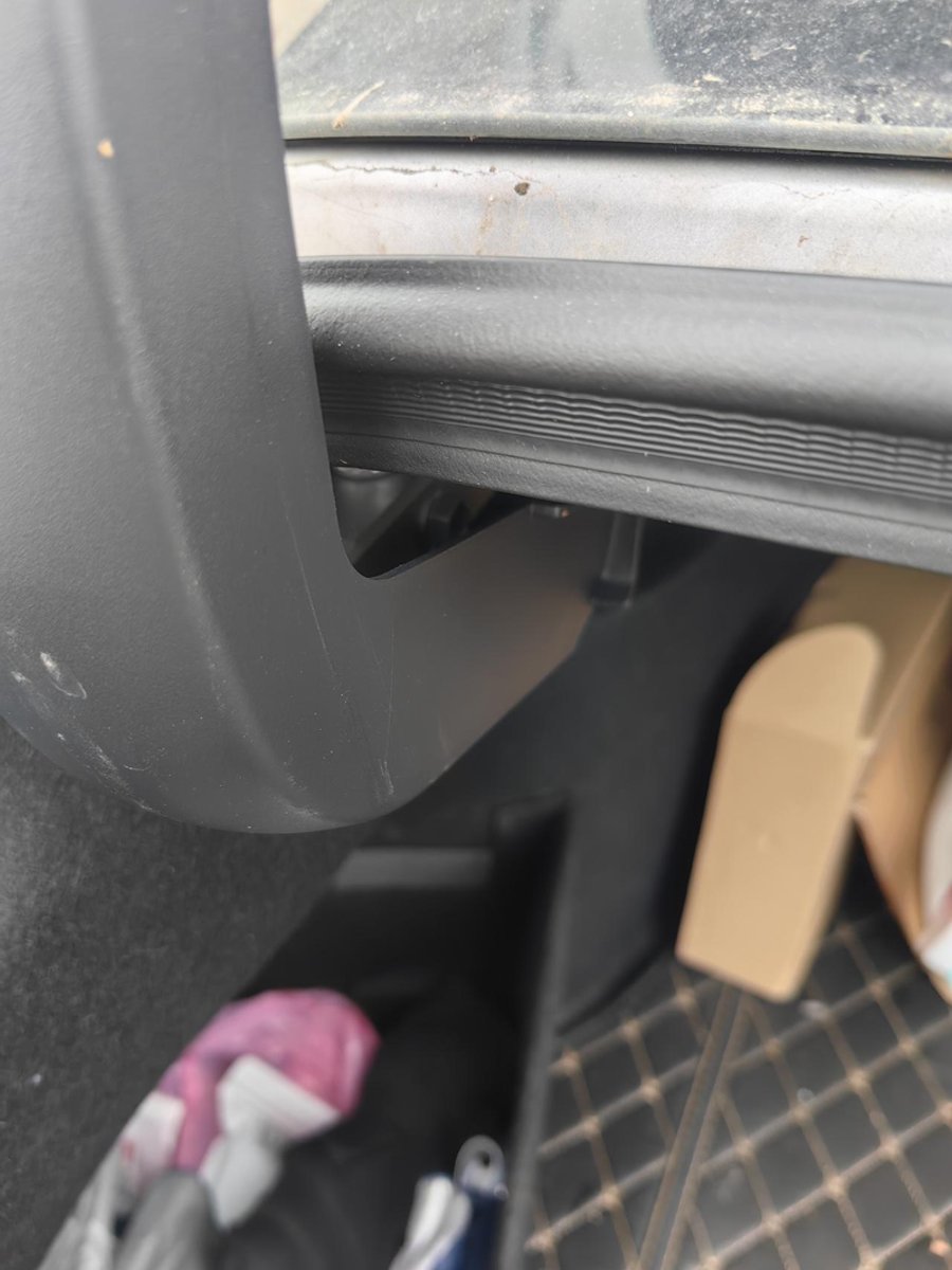 丰田凯美瑞 后备箱左侧液压杆外面的塑料壳是往外翘开的没有贴合，你们的也这样吗？