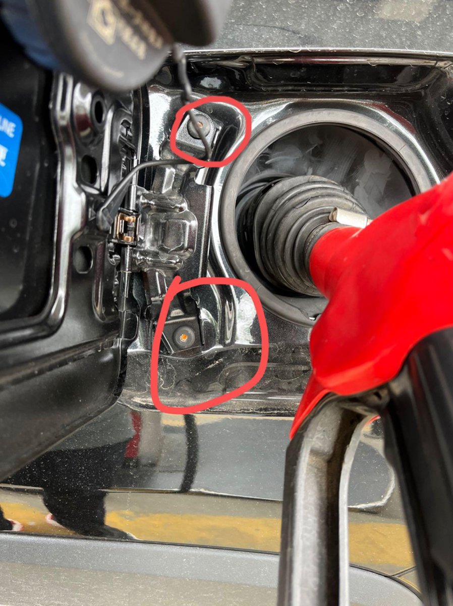 丰田RAV4荣放 油箱盖这两个地方生锈了，你们的会吗？怎么处理？