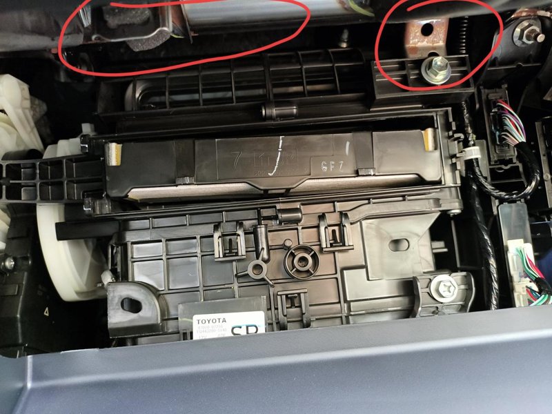 丰田RAV4荣放 大家的荣放生锈的地方多吗？我去年8月份提车，现在发现好多地方有生锈、底盘上面也很多生锈的地方