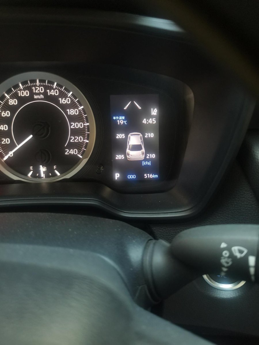 丰田卡罗拉 四个轮胎胎压：左轮205右轮210，低吗？显示屏上没亮灯