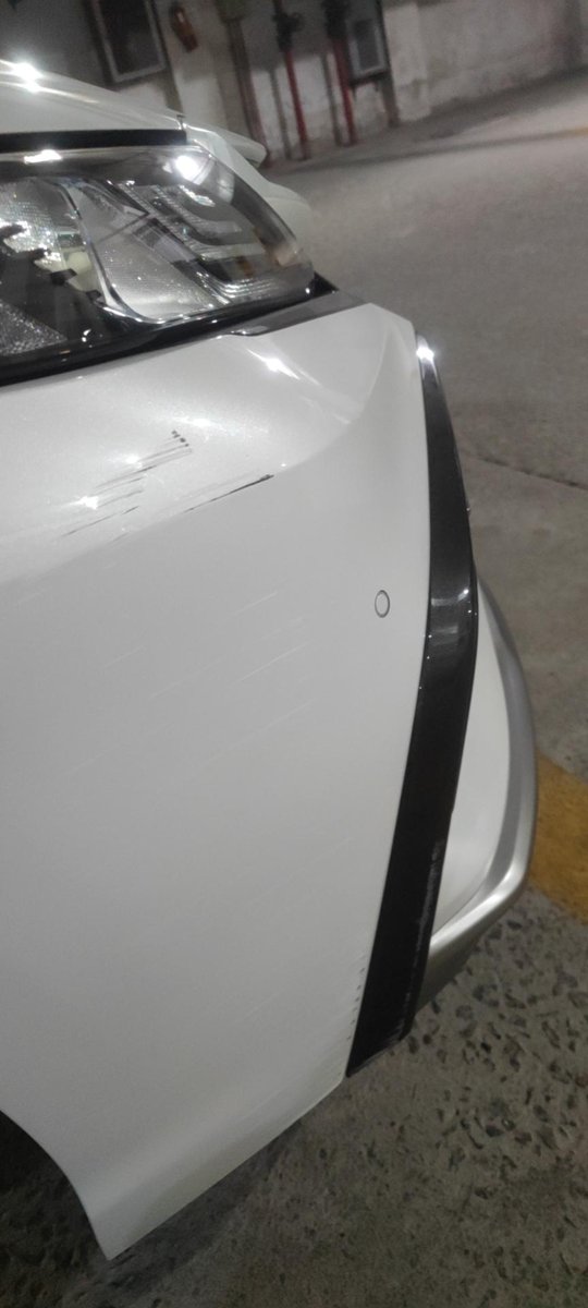 丰田凯美瑞 前保险杠和黑色雾灯框刮花了，4S店喷漆要多少钱，黑色部分的能修复吗