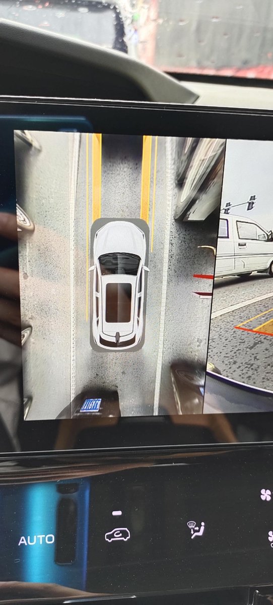 长安UNI-K 360全景里，前面摄像头是不是有什么问题？车前的马路标线明显不直，后面的就很直，这个可以自己调吗？还是一