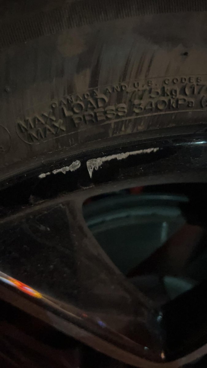荣威RX5 轮毂油漆蹭掉了 已经漏出铁了 要怎么处理
