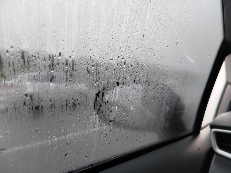 卡罗拉21年的，下雨天两侧车窗外起雾，无论怎么都除不掉呢，我一边开车一边升降两边窗户清楚雾气，用的最原始的办法，但是开车