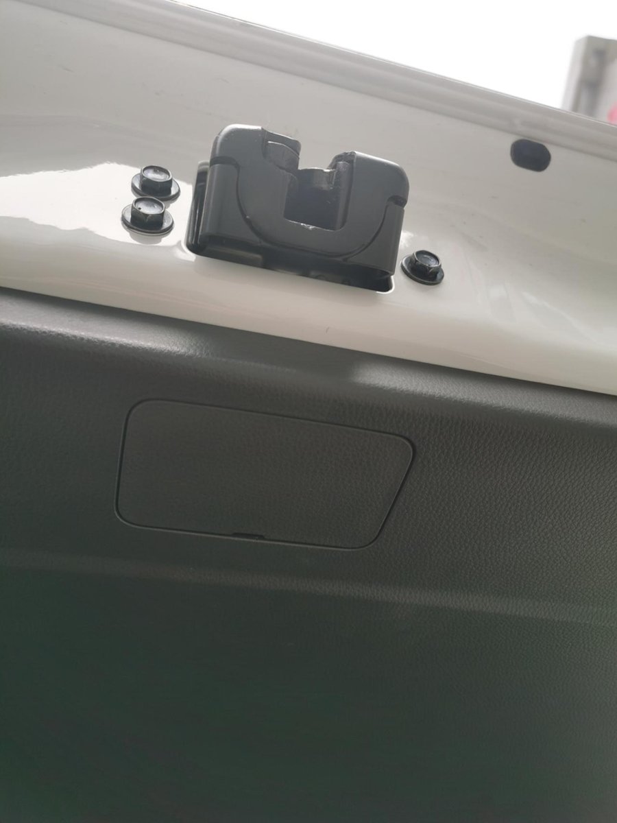 丰田RAV4荣放 遇到紧急情况，怎么从车内打开后备箱，哪位朋友知道21款荣放从里面打开的方式，这个盒子也打开了，里面的小
