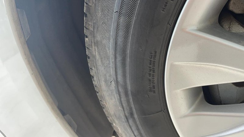 22年7月份购买的卡罗拉。正常行驶轮胎有裂纹了。这属于质量问题吗？