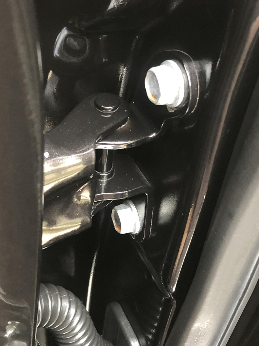 哈弗H9 20款的h9，黑色，车门铰链螺丝是本来颜色，我觉得和整车架一起喷漆，黑色才对。请问是正常的吗？你们20款也是这