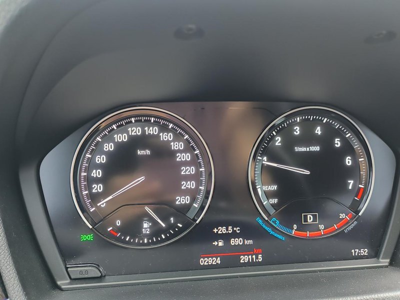 宝马X1 2022时尚，4月份刚提的车，停红绿灯时油箱显示690，一会启动后，又变少几公里了，这样子正常吗？有遇到同样情