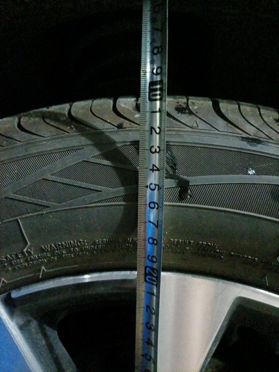 奇瑞瑞虎7 PLUS 我的轮胎到轮眉两边相差1.2厘米正常吗？