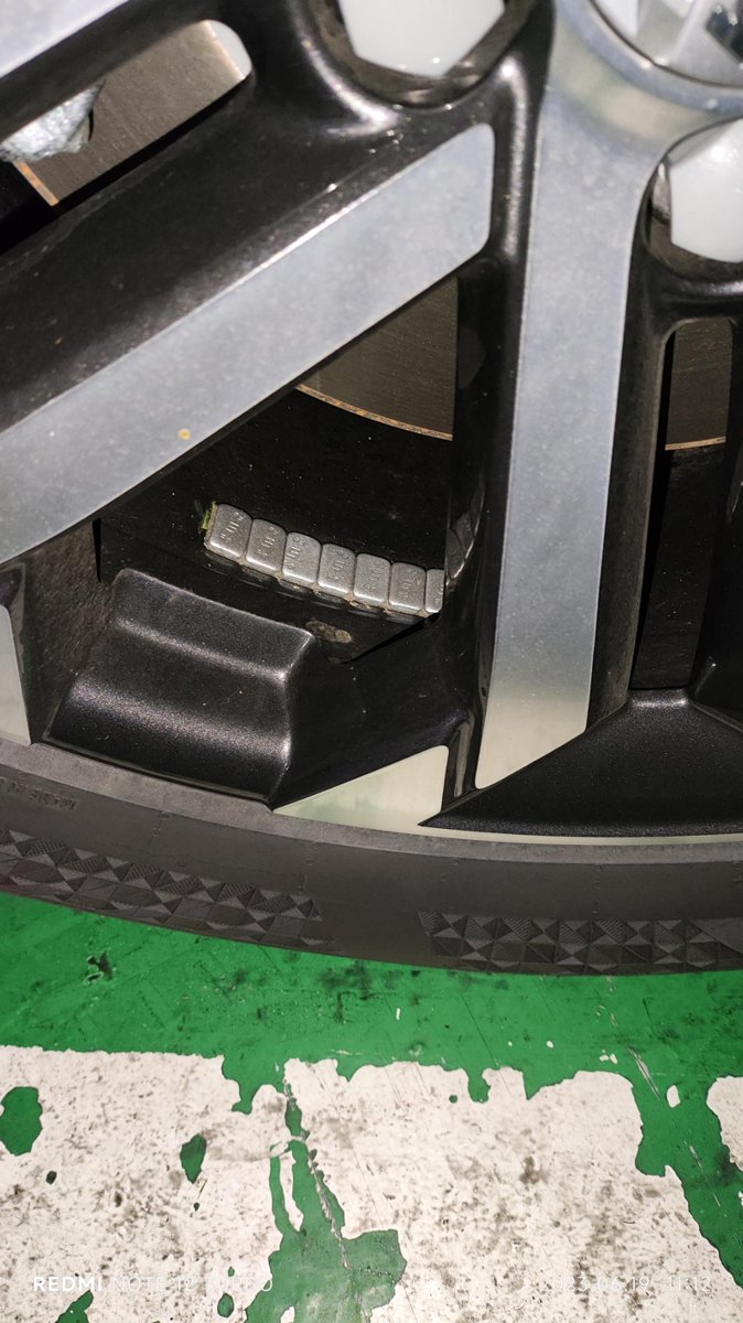 哈弗大狗 轮胎胎压有点高去放气，发现新车轮胎上有平衡块是正常的？四个轮胎都有