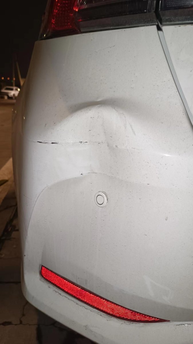 丰田卡罗拉 倒车刮花别人车，别人用保险赔了，的也撞凹了，去4S店修，还是在外面修