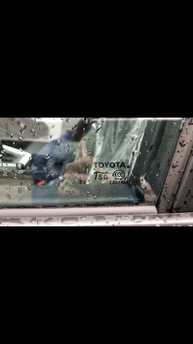 丰田RAV4荣放 新车这个样子有问题吗 前面两个门的玻璃 不一样 地步尾喉生锈